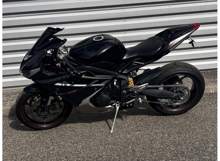 TRIUMPH STREET TRIPLE 675