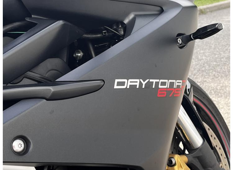 TRIUMPH STREET TRIPLE 675
